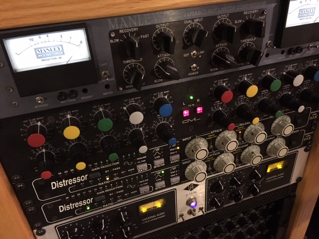 Mix and master with this outboard rack of vintage compressors like the Manley Vari-Mu, Empirical Labs Distressor, Urei LA-4, and Universal Audio 1176LN